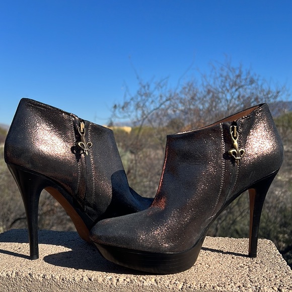 GORGEOUS New Donald J Pliner Metallic Bronze Stiletto Leather Booties 😍 - Picture 4 of 17